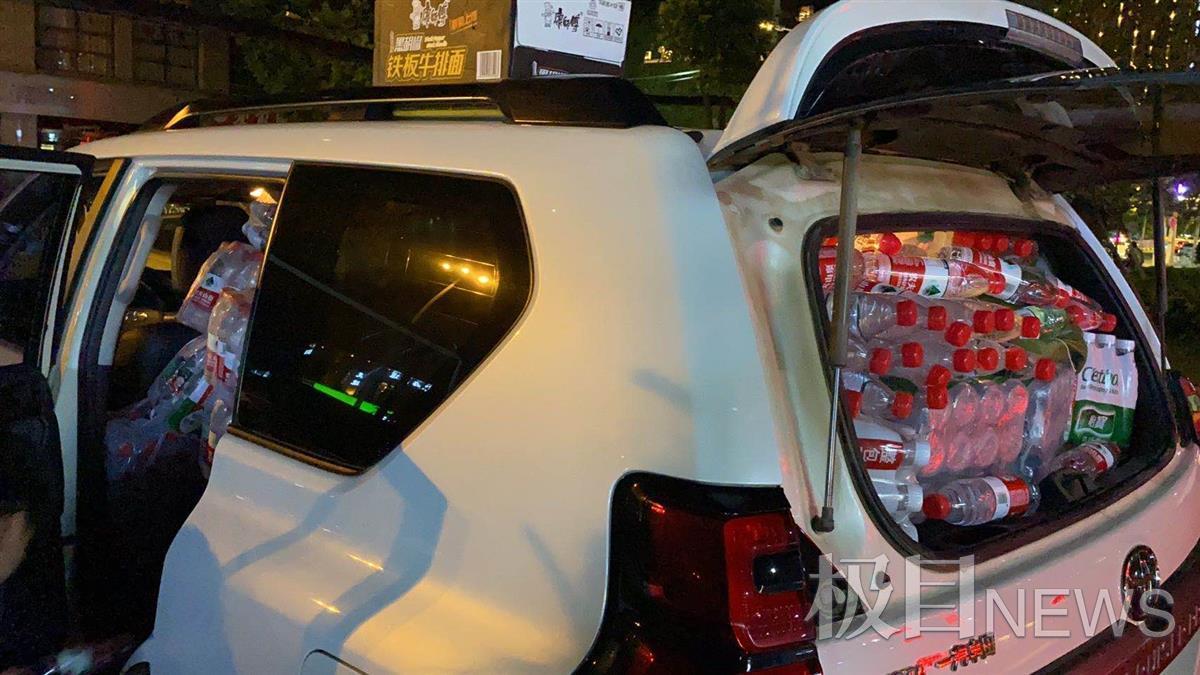 带上发电机、矿泉水和泡面，湖北小伙连夜赶往河南运送救援物资