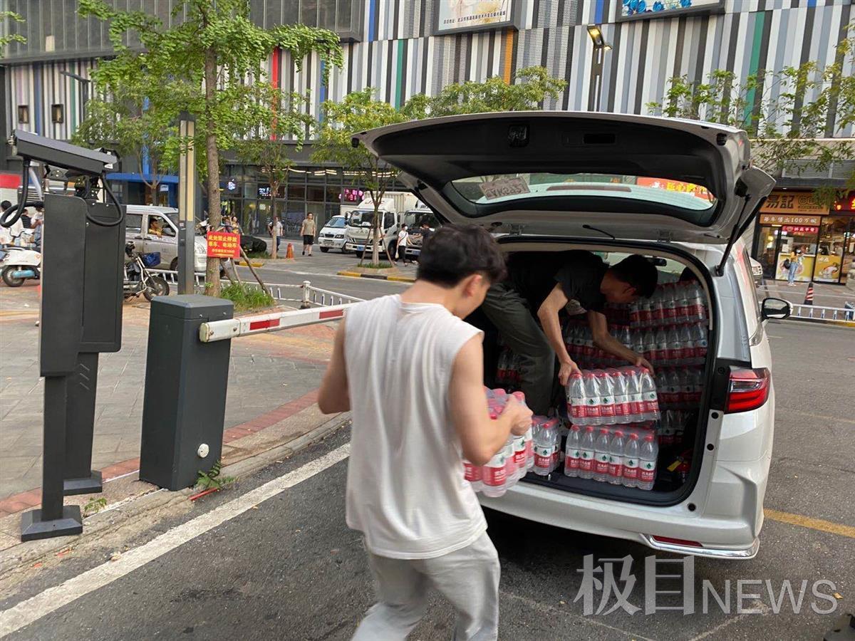 带上发电机、矿泉水和泡面，湖北小伙连夜赶往河南运送救援物资